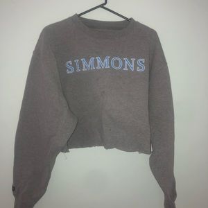 SIMMONS COLLEGE CROPPED SWEATSHIRT.
